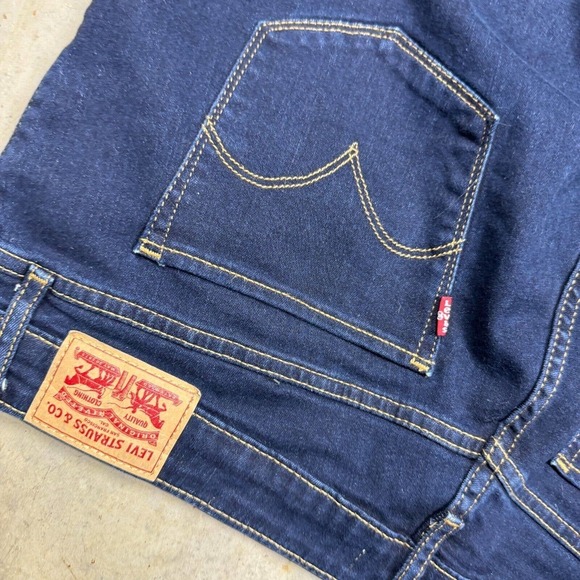 Levis Womens Jeans 712 Slim Mid Rise Stretch Denim 38x31 Dark Wash Tapered - Picture 4 of 12